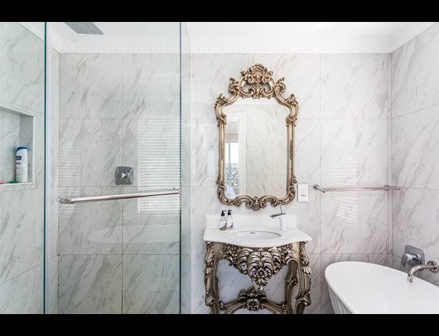 2 BEDROOM APARTMENT TO LET IN SEA POINT